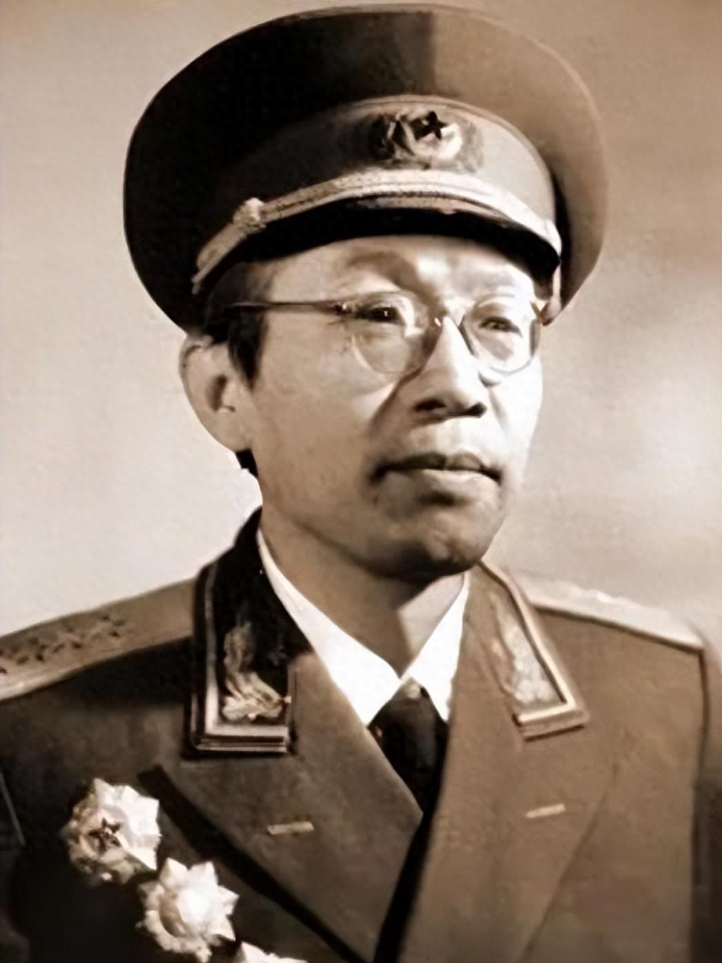 云鼎娱乐-1980年钟伟直呼毛主席大名，黄克诚举拐怒斥：你老小子真是忘了本